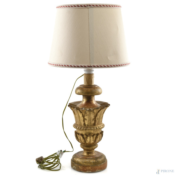 Lampada da tavolo in legno intagliato e dorato, XX secolo, altezza cm 41, (segni di usura, scalfiture, difetti, da revisionare)