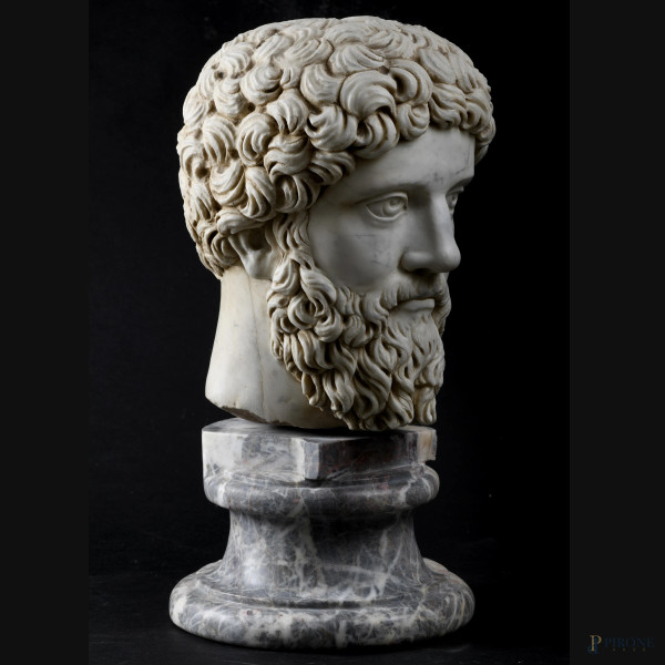 Busto in marmo raffigurante Marco Aurelio, XIX-XX secolo, altezza complessiva cm 45,5