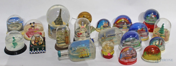 Lotto di ventuno souvenir di tutto il mondo in palle di neve.