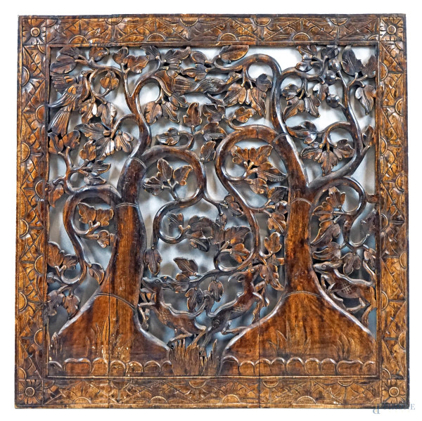 Pannello in legno intagliato e traforato raffigurante coppia di alberi con volatili e cerbiatto,  cm 80x78,5, XX secolo, (difetti).