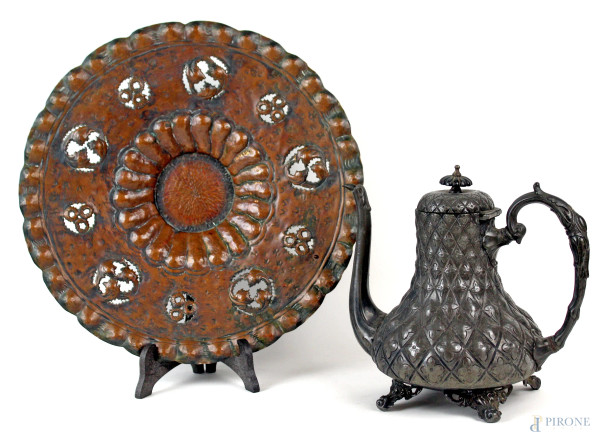 Lotto composto da una teiera in metallo argentato ed un piatto in rame, alt. max cm 23, XX secolo, (difetti)