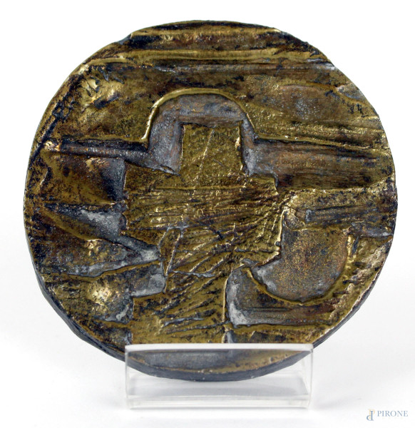 Medaglia in bronzo con raffigurata croce, diametro cm. 8,5, XX secolo.