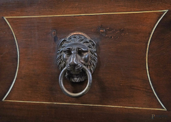 Inginocchiatoio intarsiato in varie essenze con cassettone alla base e tre cassetti a scandire il...