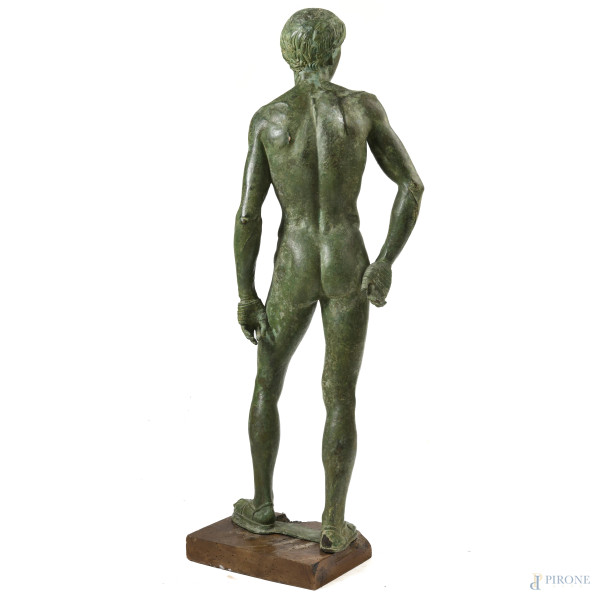 Giovane pugile, scultura in bronzo patinato su base in legno, xx secolo, altezza cm 110, monogram...