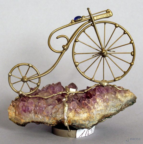 Miniatura di bicicletta in metallo con base in ametista.