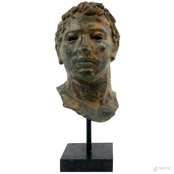 Testa virile, scultura in bronzo, cm h 41, XIX secolo, poggiante su base in legno.