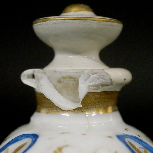 Bottigliette portaprofumo in porcellana policroma a decori floreali, XIX secolo, cm h 7,5x5x5, (d...