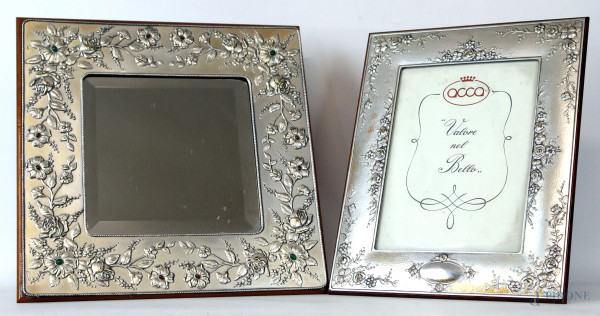 Lotto di due cornici portafoto in argento e legno, Castellani, XX secolo, misure max cm 35x35,