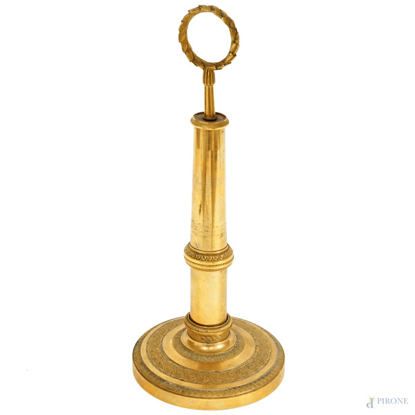 Elemento decorativo in bronzo dorato con presa a ghirlanda, altezza cm 28,5