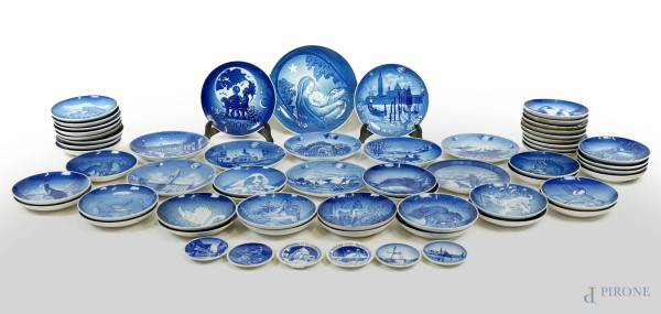 Lotto composto da 65 piattini da collezione Royal Copenhagen, in porcellana bianca e blu, XX secolo, diam. max cm 22,5