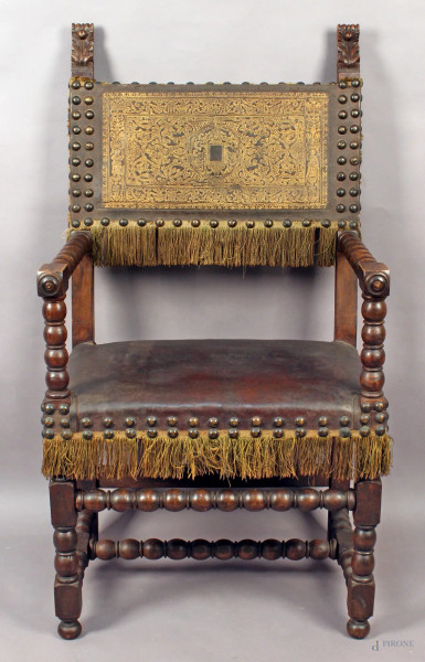 Poltrona del XIX secolo in noce con seduta e schienale in cuoio, altezza 113 cm.