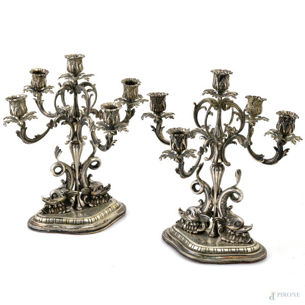 Coppia di candelabri a 5 luci in argento 800/000 finemente cesellato, altezza cm 27, peso al netto dei pesi gr 2360