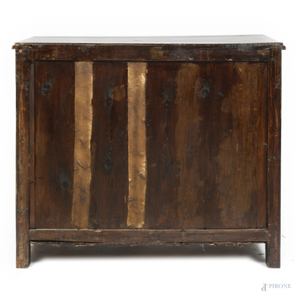 Comò impiallacciato in piuma di mogano con fronte scandito da cinque cassetti in colonna, XX seco...