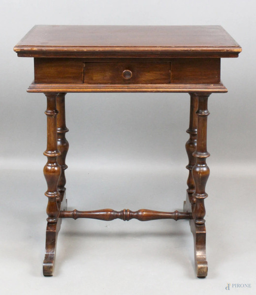 Tavolino da lavoro in legno tinto a noce, ad un cassetto, cm. 57x53x35, XX secolo, (difetti).