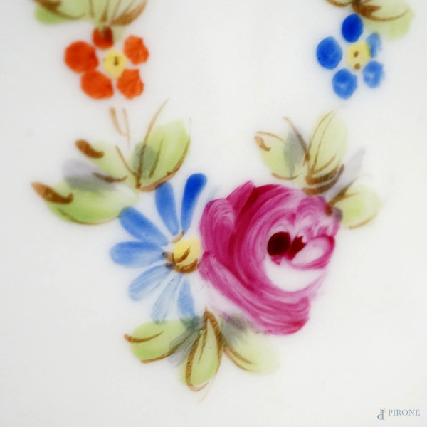 Portavaso in porcellana dipinta a mano con decorazioni policrome a motivi floreali, vegetali e fi...