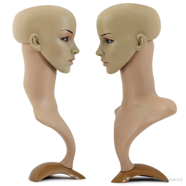 Coppia di busti in resina plastica, altezza cm 50,5, (segni di usura)