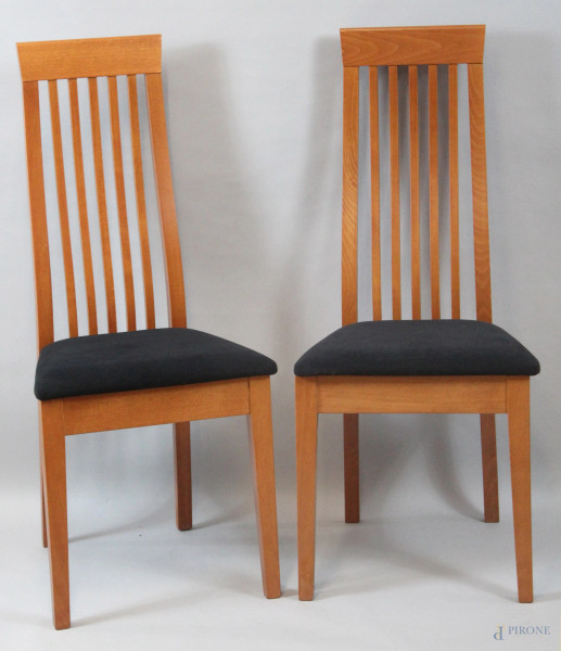 Coppia sedie Calligaris in legno, sedile in stoffa nera.