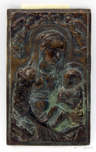 Placca in bronzo sbalzato raffigurante Madonna con Bambino, cm 14x9 cm, XVIII sec.