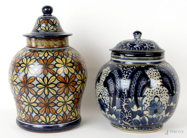 Lotto di due vasi in ceramica policroma, arte messicana, XX secolo, altezza max cm 34