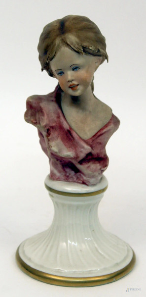 Busto di fanciulla bisquit poggiante su base in porcellana marcata Capodimonte, H 19 cm.