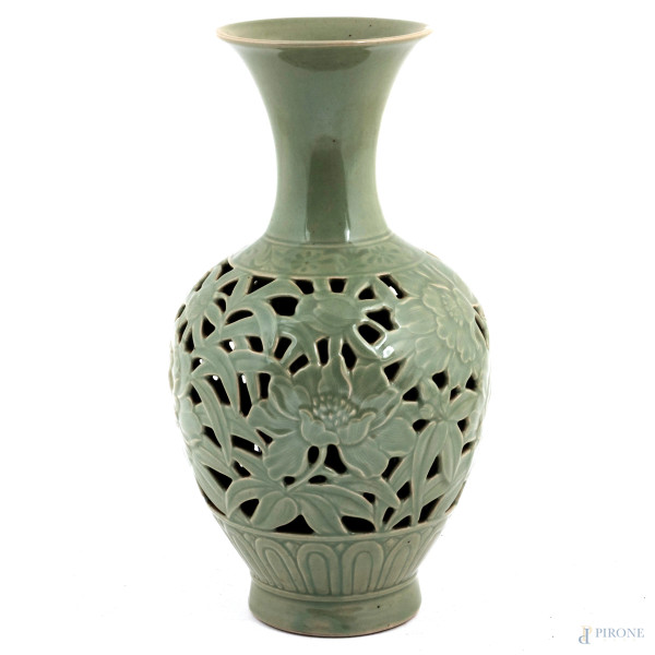 Vaso in porcellana traforata a decori floreali nei toni del verde salvia. Cina, XX secolo, altezza cm 30, (piccoli difetti di cottura e lievi segni di usura)