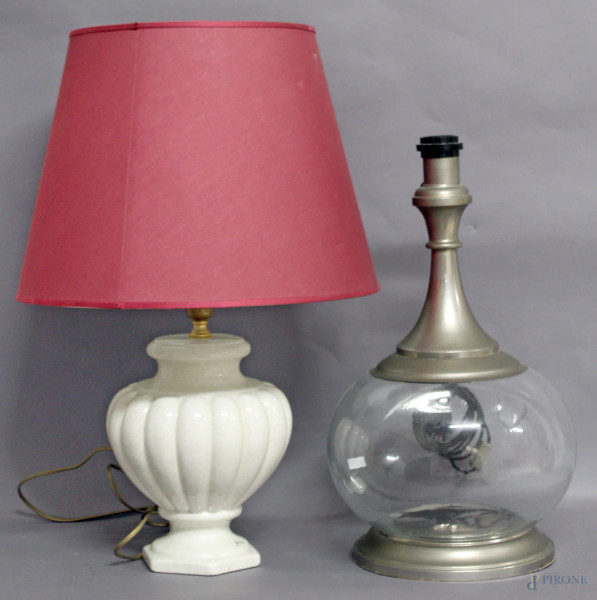Lotto composto da due lampade da tavolo diverse, H 50 cm e H 30 cm.