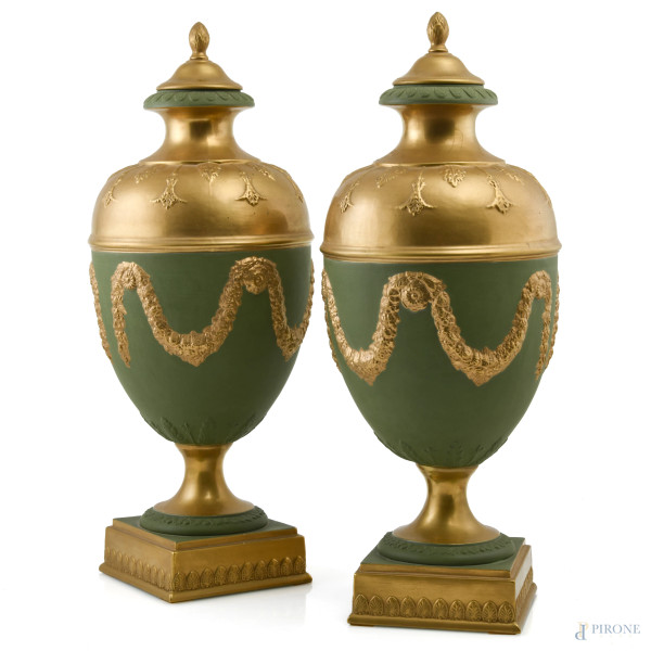 Coppia di potiche in porcellana e biscuit nei toni del verde e dell'oro, XX secolo, altezza cm 42,5, (segni di usura)