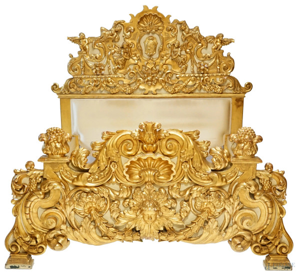 Importante letto del XVIII-XIX secolo, in legno scolpito e dorato con particolari laccati.