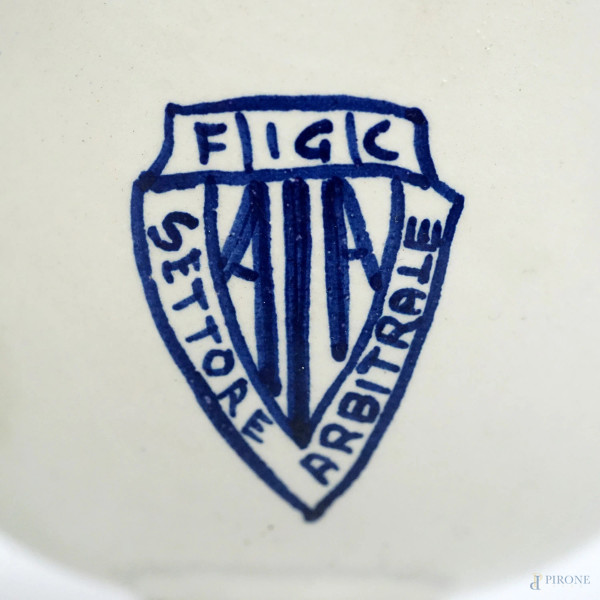 Due alzatine diverse in maiolica smaltata, misure max cm 14x15, XX secolo, (difetti).