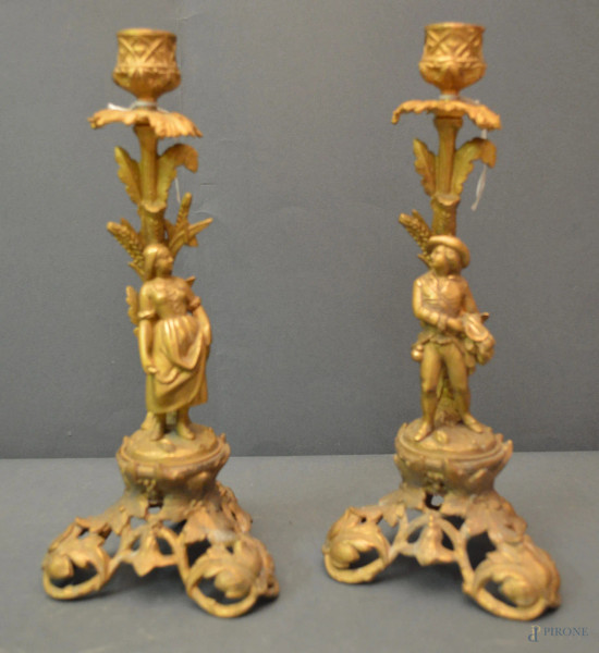 Coppia di candelabri a soggetto di figure in bronzo cesellato e dorato, periodo impero, h. 31 cm.