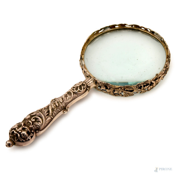 Lente di ingrandimento in argento cesellato a motivi animali e vegetali, Inghilterra, Londra, fine XIX secolo, cm 22x10,5, peso lordo gr. 270