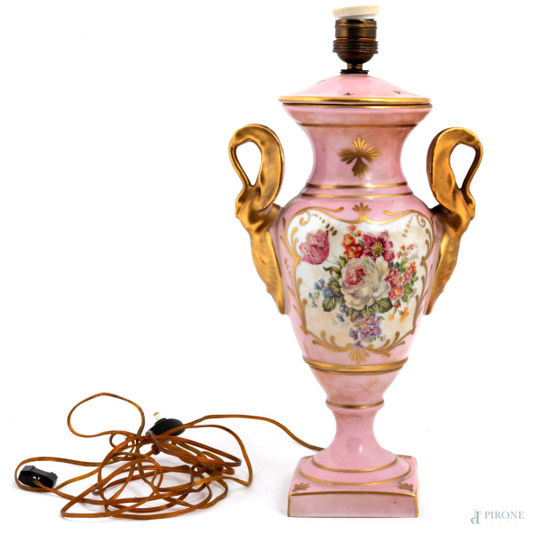 Vaso in porcellana Limoges nei toni del rosa e dell'oro montato a lampada da tavolo, XX secolo, altezza cm 41, (da revisionare, segni di usura)