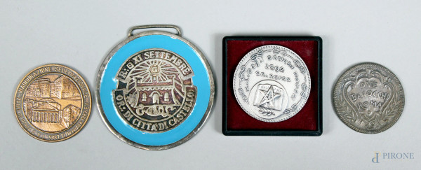 Lotto composto da quattro medaglie in materiali diversi.