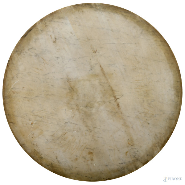 Tavolo in legno con piano circolare in marmo bianco arricchito da commesso di marmi colorati e pi...