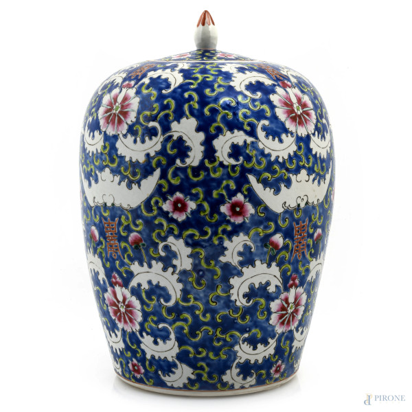 Potiche in porcellana decorata a motivi floreali. Cina, XX secolo, altezza cm 23
