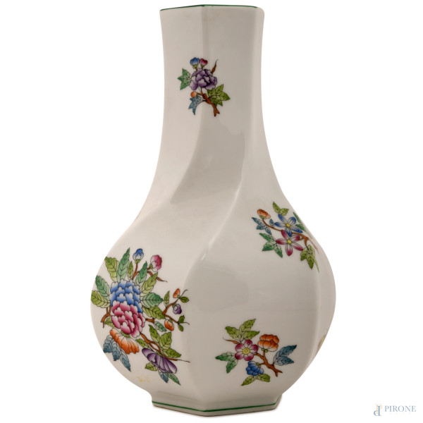 Vaso in porcellana Herend con profilo a torchon decorato in policromia con fiori e farfalle, XX secolo, altezza cm 22, (difetti)