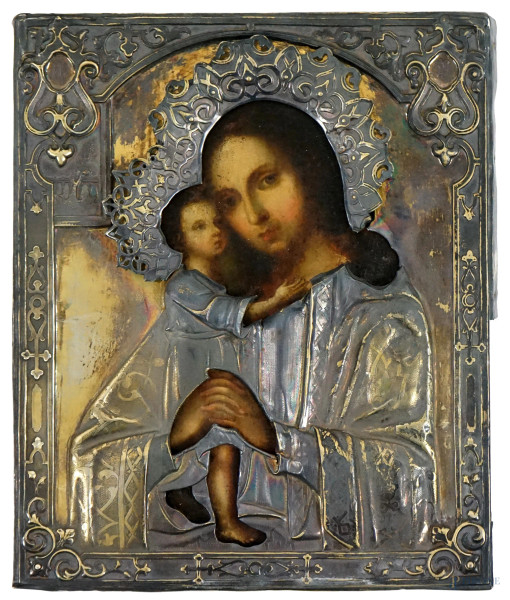 Icona raffigurante Madonna con Bambino, Russia, Fabergé, metà XIX secolo, tempera su tavola, riza in argento dorato, cm 27x22,5, (difetti).