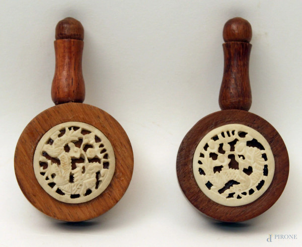 Coppia di snuff bottles in legno e inciso in avorio traforato, H 9 cm.
