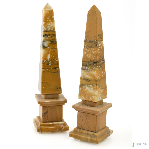 Coppia di piccoli obelischi in marmo giallo, XX secolo, altezza cm 15, ( segni di usura, scalfiture, rotture, restauri)