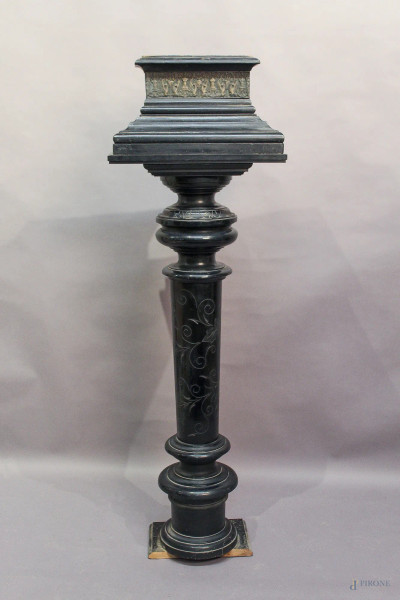 Colonna in legno ebanizzato, inizi XX sec., H 135 cm.