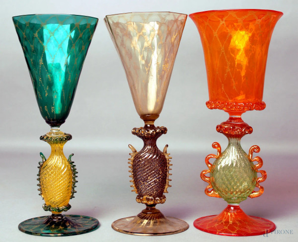 Lotto composto da tre bicchieri da collezione in vetro di Murano, colori diversi, particolari dorati, H 24 cm.