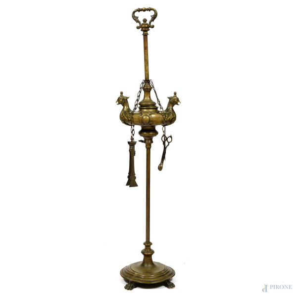 Lucerna in bronzo ornata da coppia di teste di grifoni, XX secolo, altezza cm 163, (segni di usura, difetti)