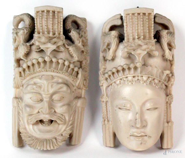 Coppia di maschere orientali in resina, altezza cm 14, XX secolo, (difetti)