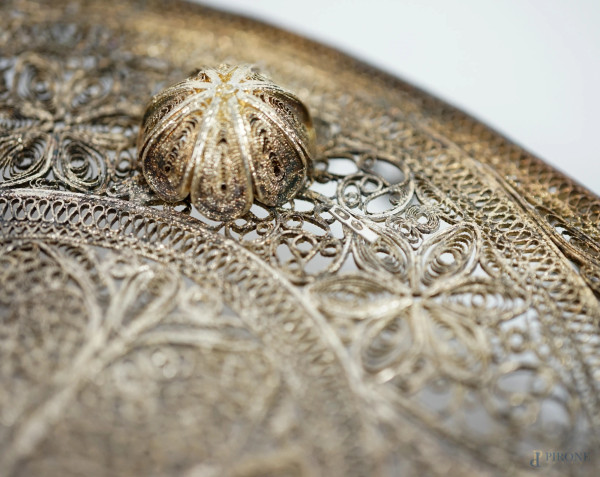 Lotto composto da un vassoio e quattro portabicchieri in filigrana d'argento, XX secolo, cm 32,5x...