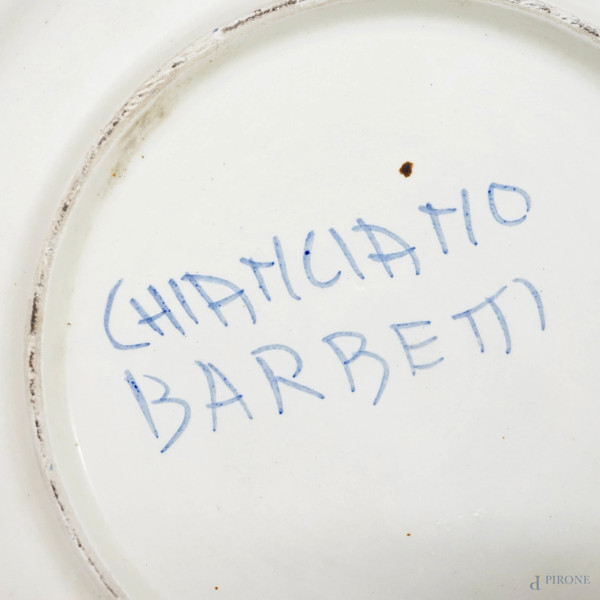 Lotto di due piatti in maiolica a smalto bianco e blu, Chianciano Barbetti, XX secolo, misure max...