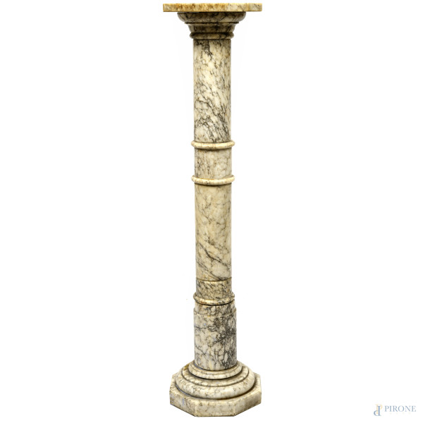 Colonna in marmo bianco venato dal fusto tornito con base XX secolo, altezza cm 98,5, (scalfiture, rotture, difetti)