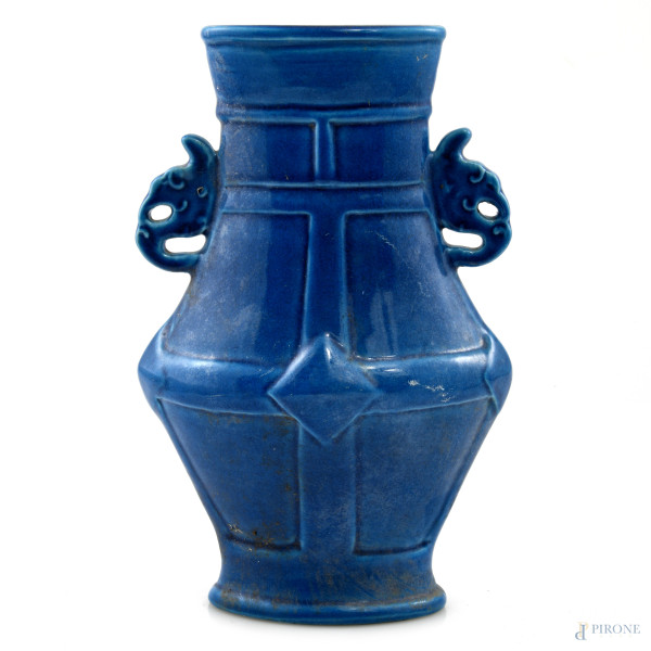Vaso biansato in ceramica blu, XX secolo, altezza cm 24, (segni di usura, difetti di cottura, scalfiture)