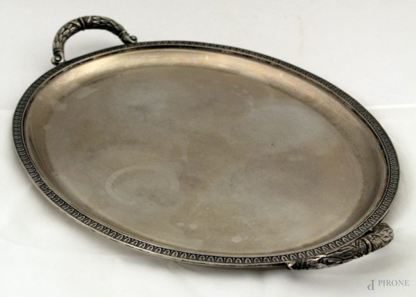 Vassoio a guantiera di linea ovale in argento, gr. 1170