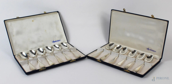 Lotto di dodici cucchiaini in argento, bolli Londra, 1855, peso gr. 260, entro due custodie.