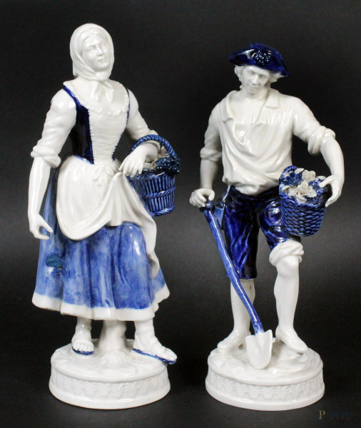 Lui e Lei, coppia di sculture in porcellana, altezza max 21 cm, manifattura Capodimonte, met&#224; XX secolo, (difetti)